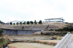 県道からの外観